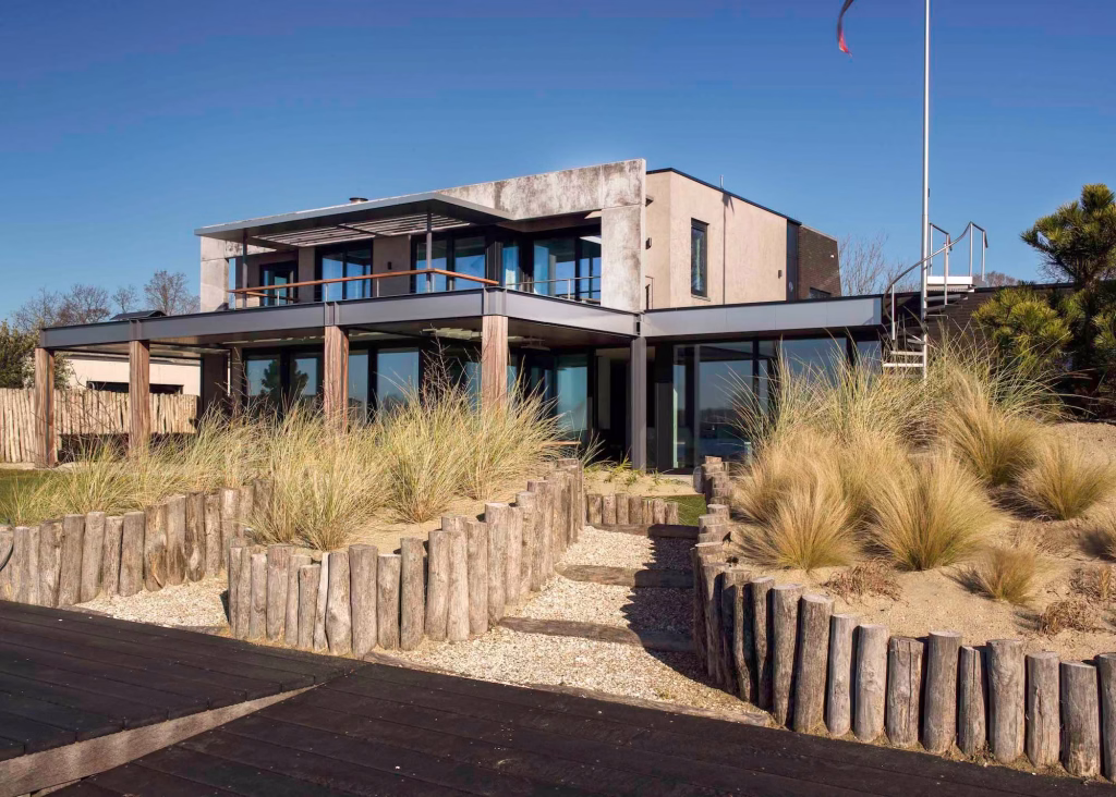 Strandtuin met zwemvijver ontworpen door specialist Kamsteeg Tuinen ism gardenSwimm specialist natuurlijk zwemwater