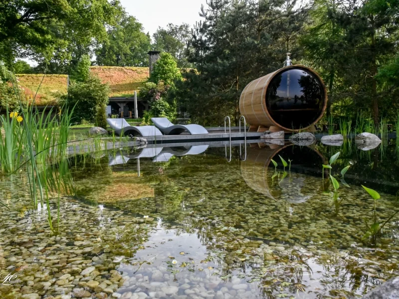 Natuurlijke zwemvijver met barrelsauna en waterplanten