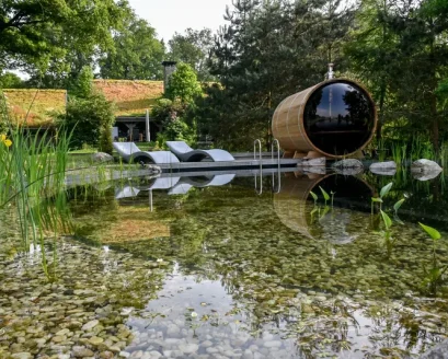 Natuurlijke zwemvijver met barrelsauna en waterplanten