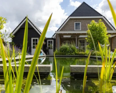 Natuurlijke zwemvijver met plantenfilter en stapstenen in Gelderland