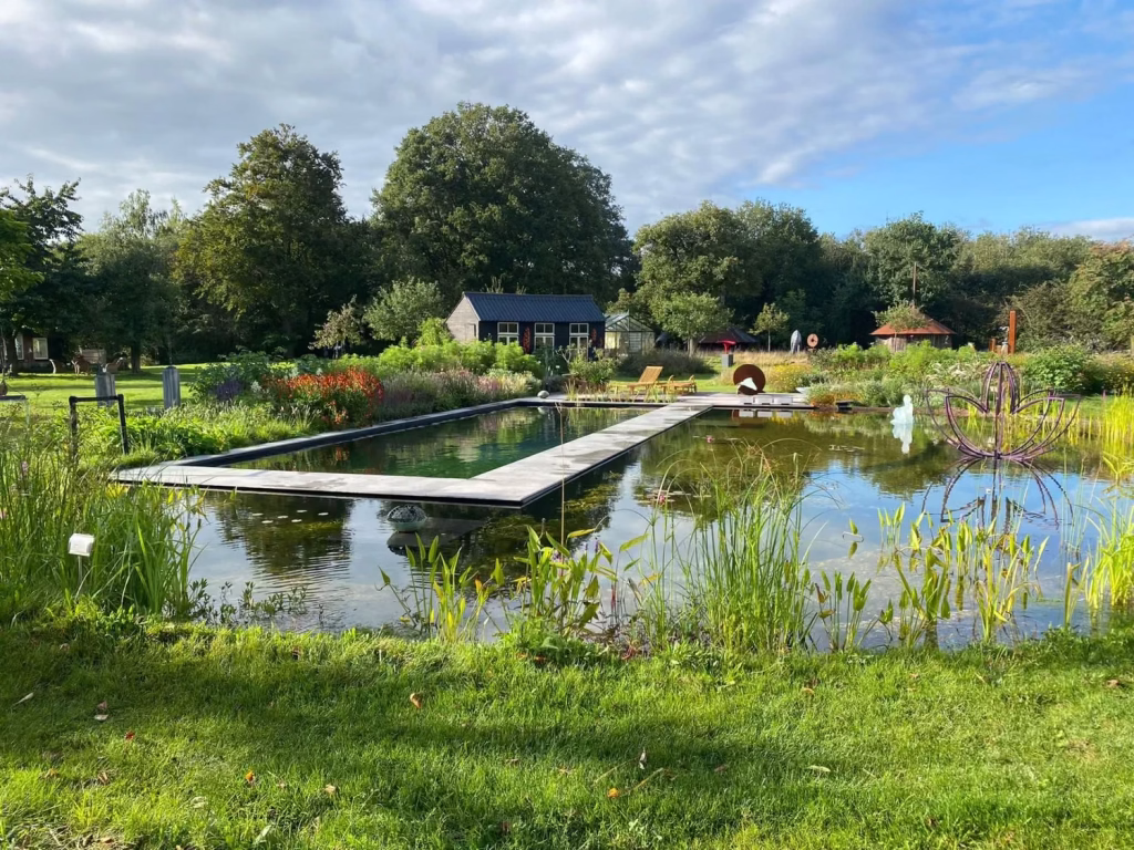 Natuurlijk zwemwater aangelegd door specialist gardenSwimm