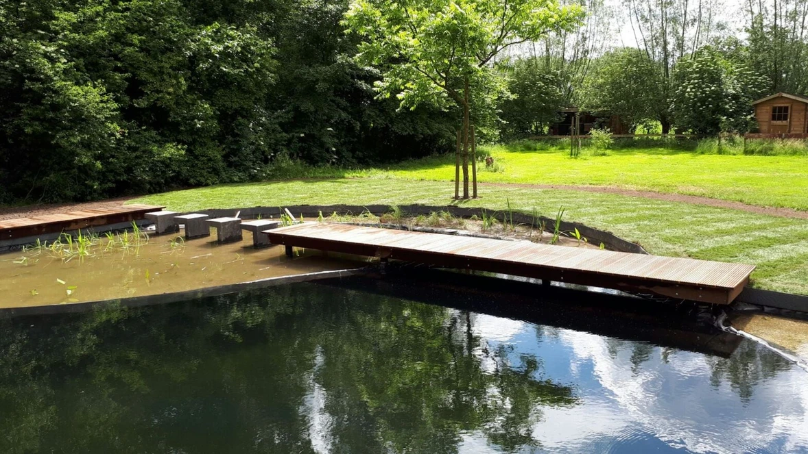zwemvijver-met-houten-pad